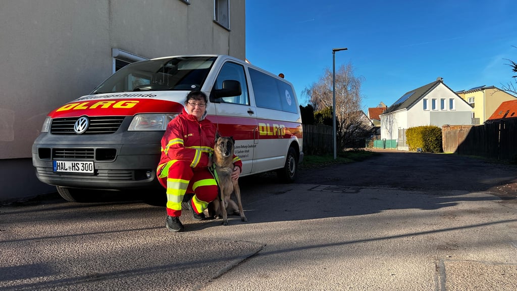 Ines Bohne und Schäferhund Buddy sind schon seit vielen Jahren ein gemeinsames Team im Einsatz der DLRG bei der Rettung von Menschen. Nun braucht Buddy Hilfe.