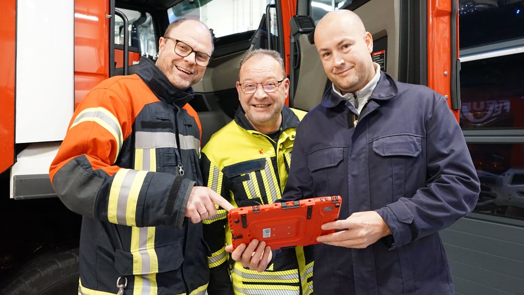 Was die neuen Tablets können, wissen Stadtwehrleiter Michael Langrock, der kommissarische Stellvertreter Falko Söchtig und der ehemalige Stadtwehrleiter Marcel Tietz.
