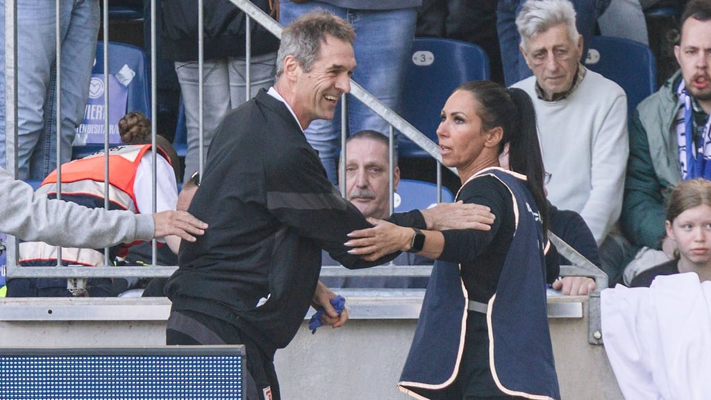 Andreas Harlass-Neuking, Mannschaftsarzt beim SSV Jahn Regensburg, bei seinem Einsatz im FCM-Block vor dem DFB-Pokalspiel.