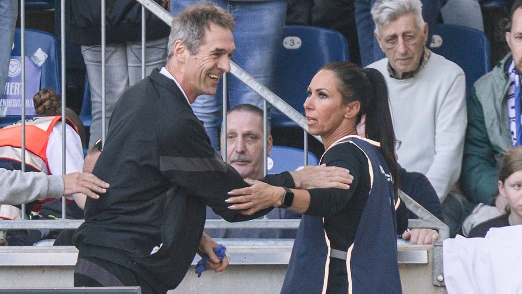 Andreas Harlass-Neuking, Mannschaftsarzt beim SSV Jahn Regensburg, bei seinem Einsatz im FCM-Block vor dem DFB-Pokalspiel.