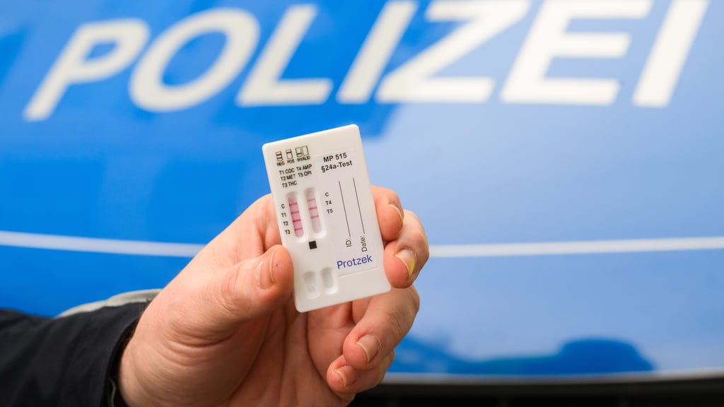 Nach einem verschuldeten Unfall ermittelt die Justiz gegen einen Busfahrer, der unter Drogeneinfluss am Steuer gesessen haben soll. 