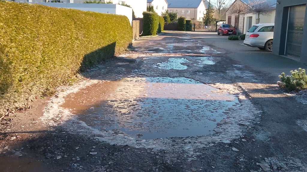 In der Anliegerstraße Birkheide in Genthin füllen sich die Schlaglöcher mit Wasser. Bei Frost gefrieren die Stellen. 