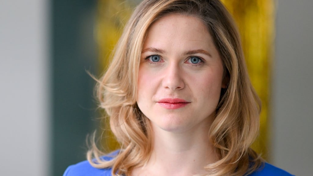 Schauspielerin Laura Lippmann kann Gebärdensprache übersetzen.