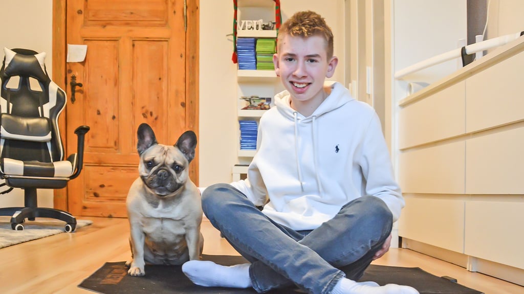  Veit aus Samswegen ist unheilbar an Chorea Huntington erkrankt. Mit der Diagnose, von der er kurz vor Weihnachten 2024 erfahren hat, umzugehen helfen neben Mama Kerstin und Stiefpapa René auch Hündin Luna.