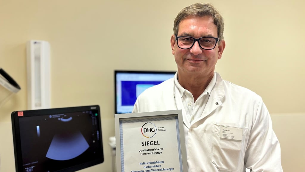 Der Oberarzt der  Bördeklinik Neindorf Dr. Thomas Lalla mit dem Siegel der Deutschen Herniengesellschaft.
