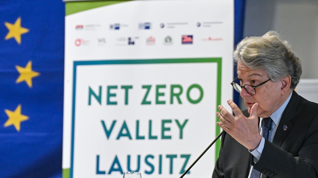 Die Lausitz wird Net Zero Valley - eine Initiative der EU zur Ansiedlung klimafreundlicher Technologien. Auch der EU-Kommissar Thierry Breton besuchte vor Monaten angesichts der Bewerbung die Region.