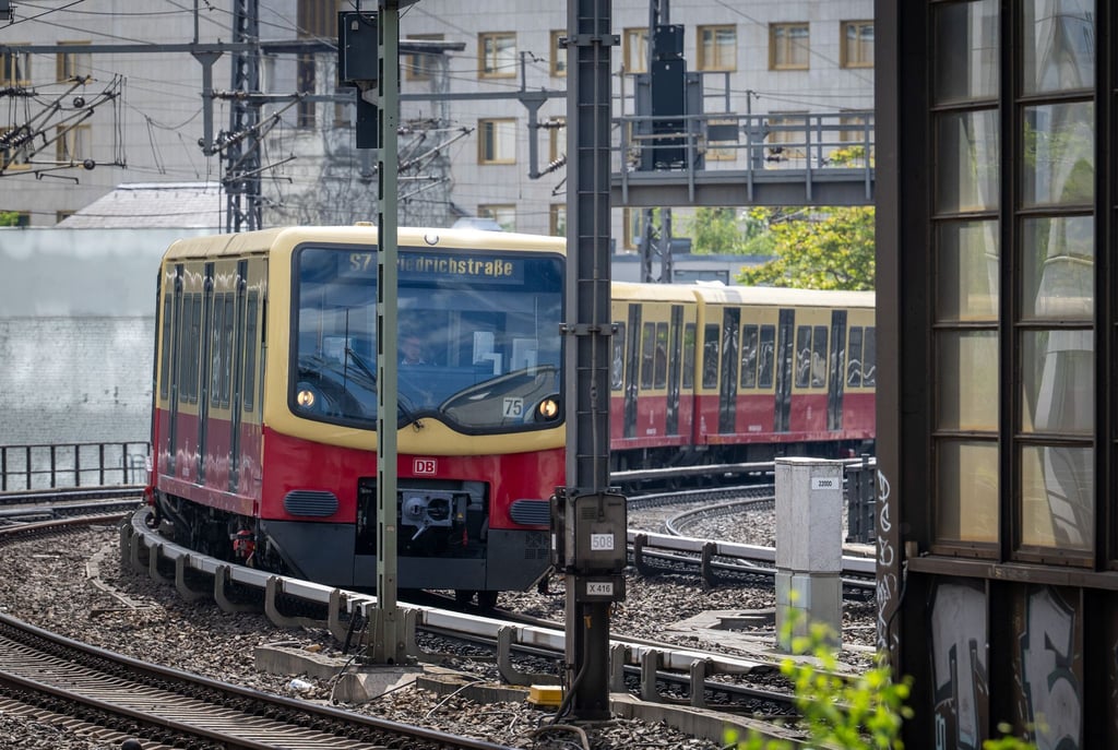 Im Berliner Westen kommt es wegen einer defekten Weiche am Morgen zu Verspätungen im S-Bahn-Verkehr. (Symbolbild)