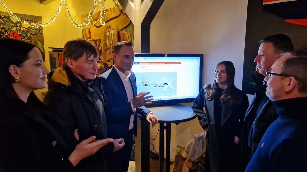 Hinter der Stadtratsfraktion „Hauptsache Halle“ steht der gleichnamige Wählerverein um Vorsitzenden Sven Thomas (2.v.l.).