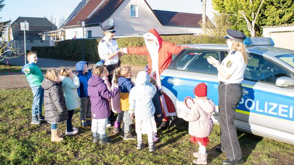 Die Stendaler Polizei hat den Weihnachtsmann aus der Patsche geholfen.