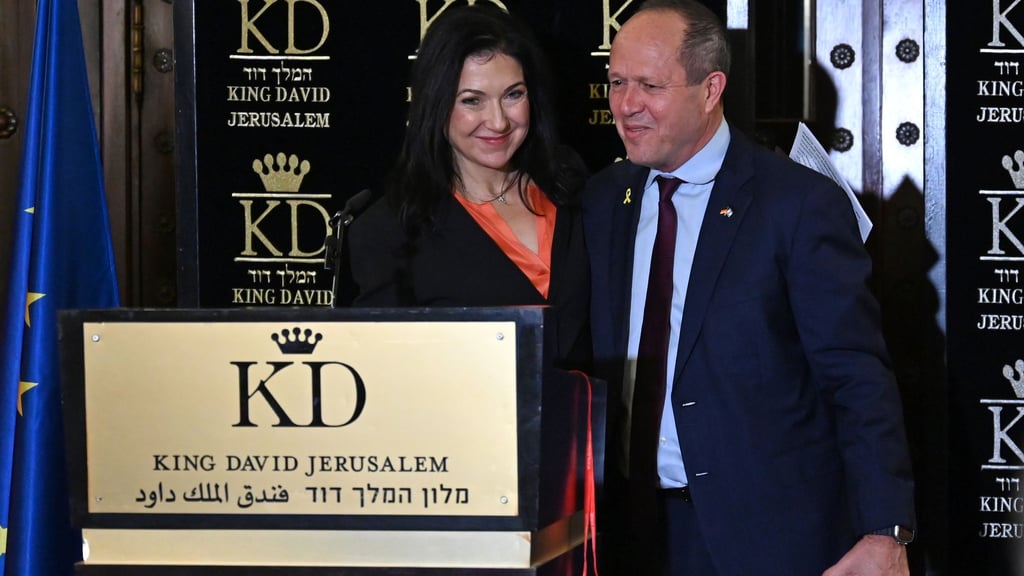 Katherina Reiche (CDU), Bundesministerin für Wirtschaft und Energie, trifft Nir Barkat, Minister für Wirtschaft und Industrie.