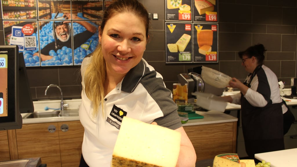 Katharina Maaß hält ein großes Stück Käse in der Hand, das sie gern für Käseplatten nutzt.