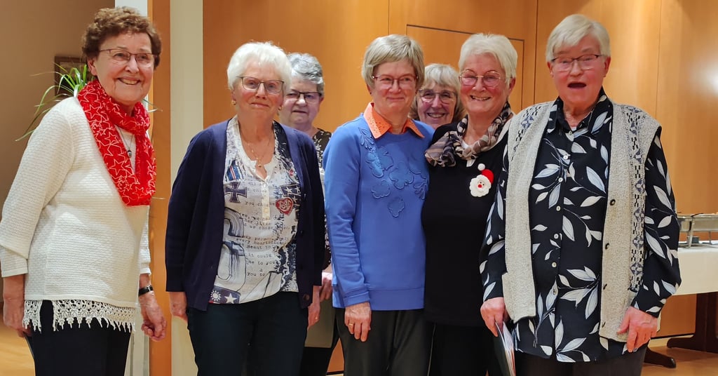 Christa Merker (v.l.), Margit Wendt, Sylvia Müller, Beatrice Quatz, Christiane Huchel, Heidemarie Schweickert und Gudrun Homann – gemeinsam sorgen sie für festliche Weihnachtsstimmung beim Vereinsabend.