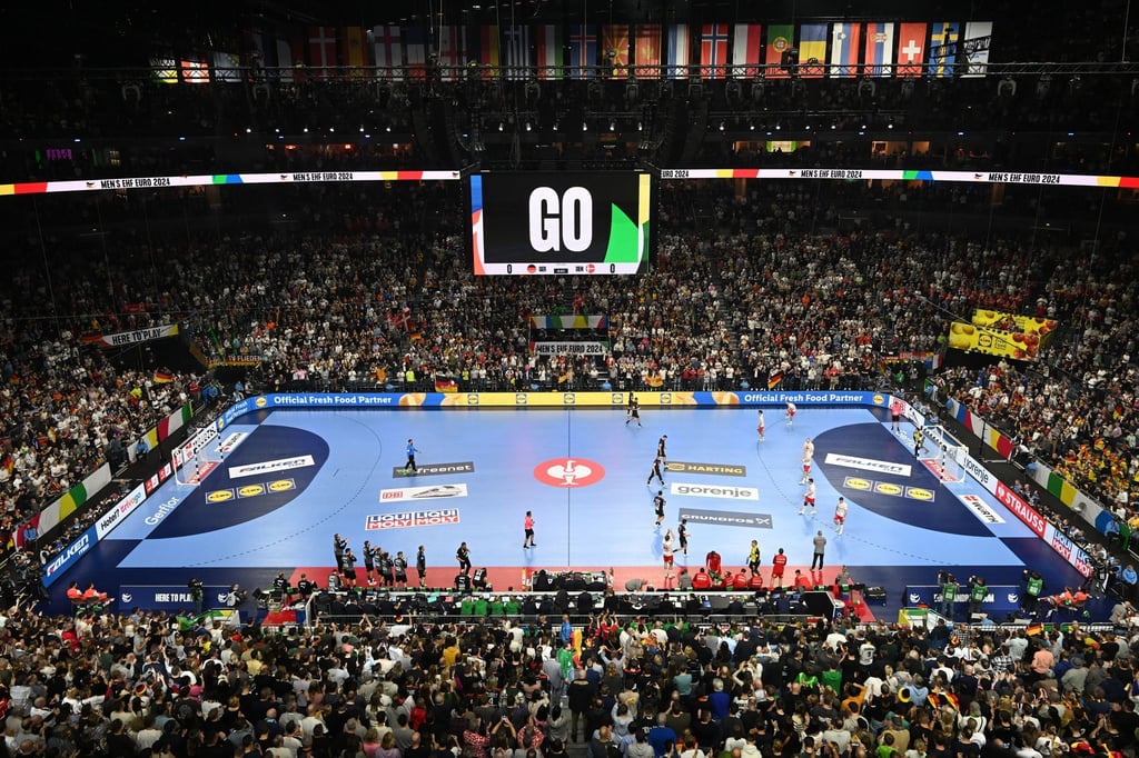 Die deutschen Handballer dürfen sich bei der Heim-WM 2027 wieder auf volle Hallen freuen. (Archivbild)