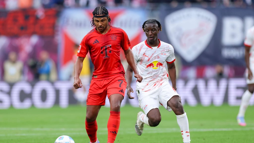 Bayern-Profi Serge Gnabry im Duell mit Amadou Haidara (r.).