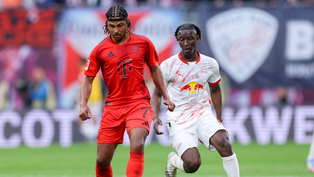 Bayern-Profi Serge Gnabry im Duell mit Amadou Haidara (r.).