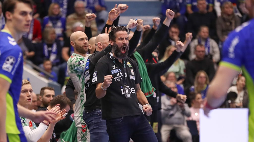 Bennet Wiegert jubelte mit voller Kraft beim 32:31-Sieg in Gummersbach.