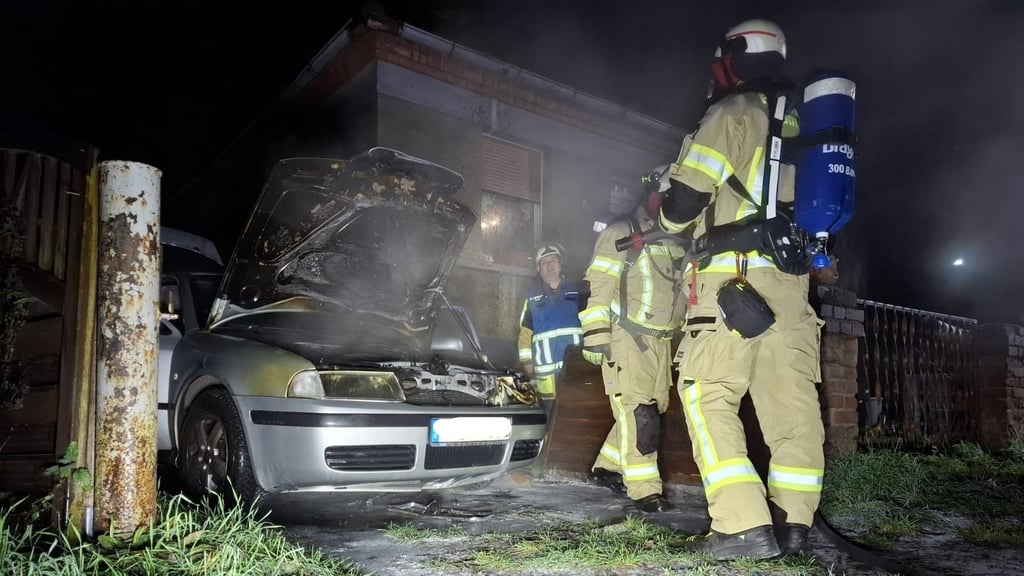 Am Morgen vom 16. Dezember 2025 ist in einem Wohngebiet in Burg ein Auto in Brand geraten, die Feuerwehr hat das Feuer gelöscht.
