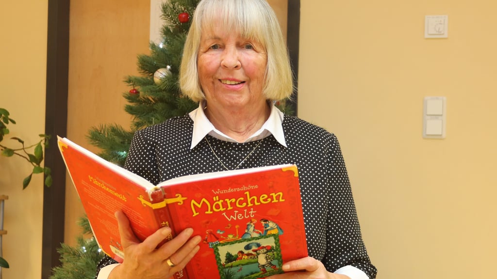 Märchenoma Roswitha Kus wird am 18. Dezember in Barleben Kindern unterm Weihnachtsbaum vorlesen.