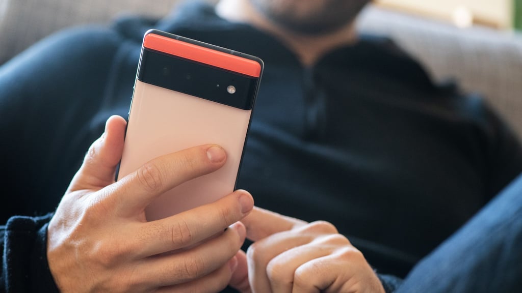 Sicherheitsupdates für Android 13 bis 16 schließen zahlreiche Schwachstellen: Google-Pixel-Geräte erhalten diese direkt, während andere Hersteller eigene Anpassungen vornehmen müssen.