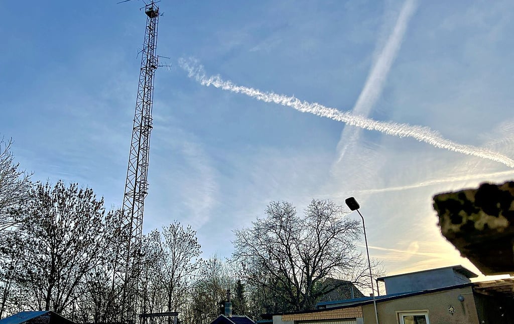 Ein Grundstück mit Antennenmast steht zur Auktion. 