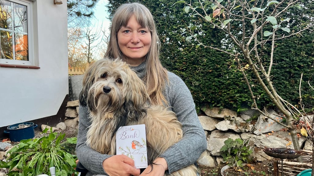 Silke Kuwatsch und ihre Hündin Nelina: In diesem Jahr hat die Autorin aus Harsleben ihre 20. Weihnachtsgeschichte veröffentlicht. Sie trägt den Titel „Die Bank“.