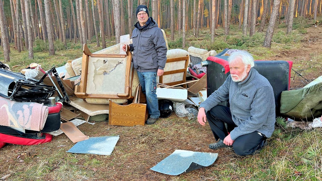 Uwe  Wolffgramm (links) und Dieter Koorts fanden illegal abgekippten Müll im Wald bei Hestedt. 