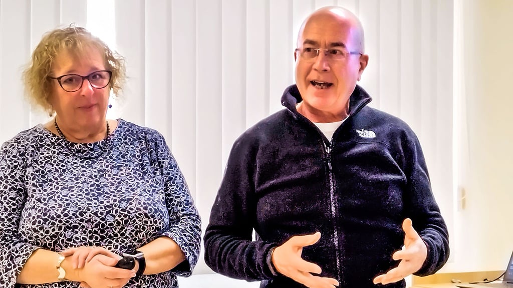 Peter Hart, der Sohn der Holocaust-Überlebenden Kitty Hart-Moxon, sprach  gemeinsam mit seiner Ehefrau Moira (links) in der Kreisvolkshochschule in Salzwedel über die Verfolgung seiner Mutter zur Nazizeit, die sie für kurze Zeit auch in das Außenlager des KZ Neuengamme in Salzwedel führte. 