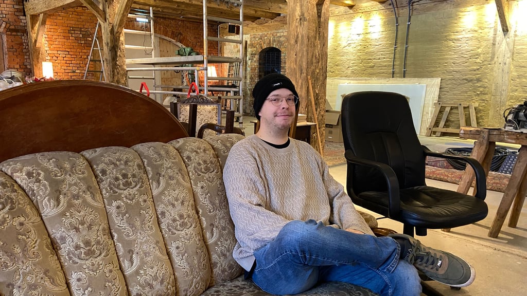 Jonas Lübcke ist Mitglied im Verein „Wagenhalle 11“. Hinter ihm ist der Veranstaltungsraum, der in Zukunft vermietet werden soll.