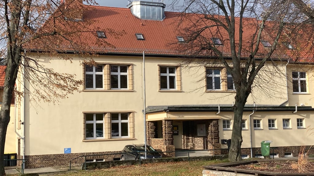 Im Verwaltungsgebäude der Verbandsgemeinde Weida-Land in Nemsdorf-Göhrendorf liegen die Unterlagen zum Batteriespeicher  öffentlich aus. Zudem sind sie online auf der Homepage der VG  bei der Mitgliedsgemeinde Schraplau eingestellt.