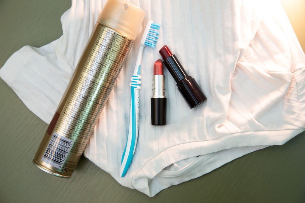 Schnelle Lösung? Lippenstift-Flecken sollen sich mit Haarspray entfernen lassen, verspricht ein Hack.