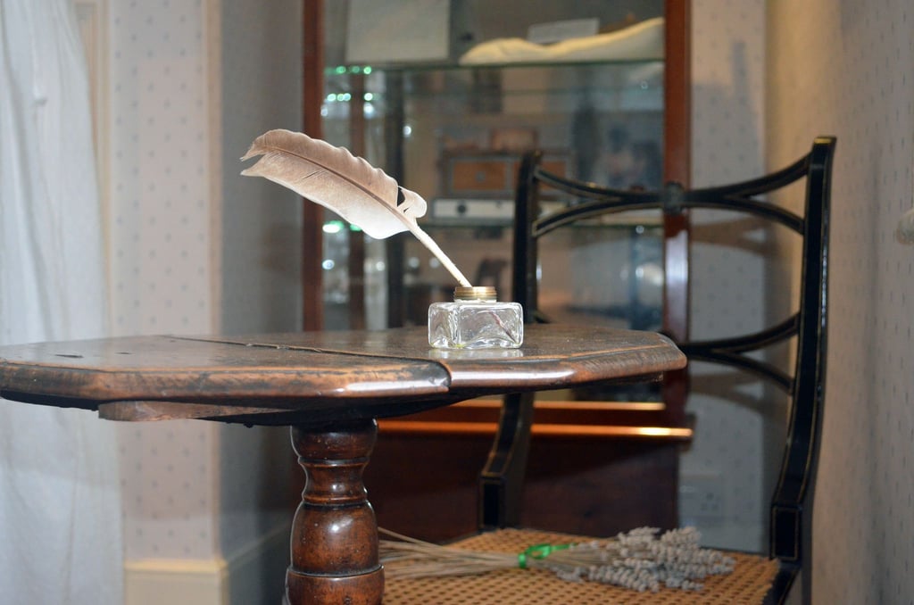 An diesem Holztischchen in Chawton soll Jane Austen ihre Romane geschrieben haben. (Archivbild)