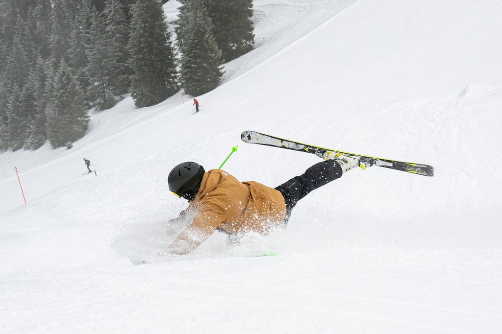 Berufsunfähigkeits- und Privathaftpflichtversicherung sind auch im Schnee wichtig: Sie bieten Schutz bei eigenen und fremden Schäden.