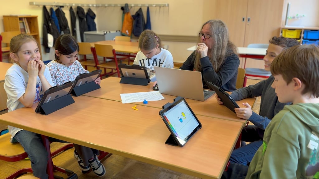 Bei der Arbeit an digitalen Projekten in der Klasse 4a der Grundschule Hegelstraße in Magdeburg: Robin (9, v. l.), Pela (9), Hannah (9), Lehrer Jens Schröder, Miran (11) und Karl (10).