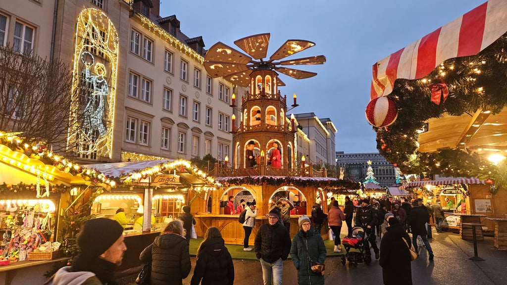 Blick über den laufenden Weihnachtsmarkt Magdeburg.