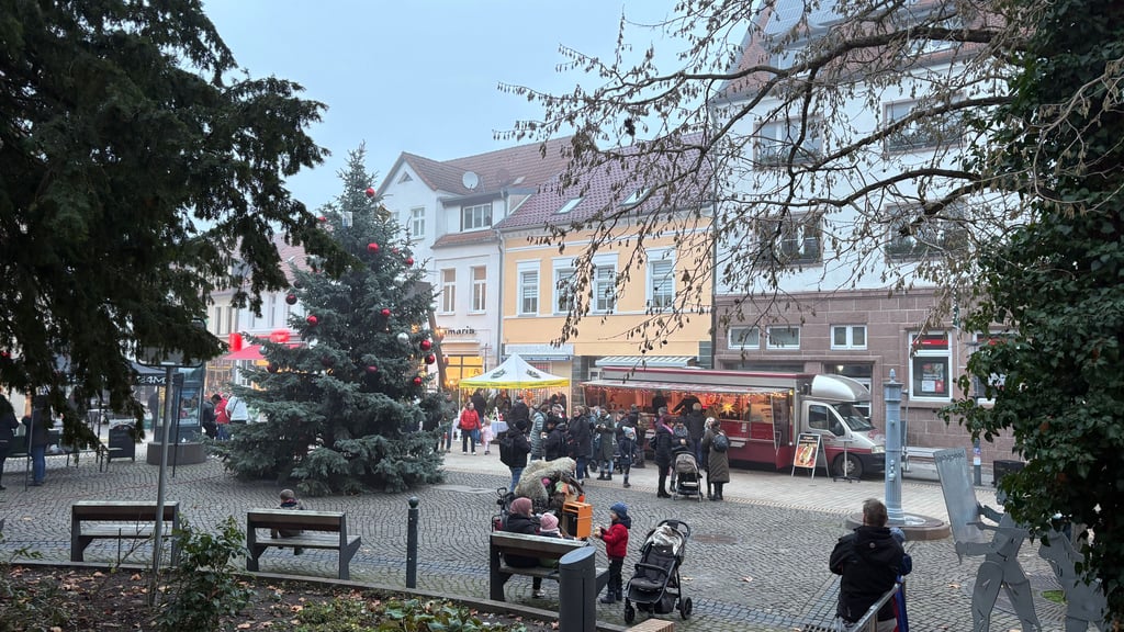 Blick auf den Magdalenenplatz, der am 11. Dezember 2025 zum Auftakt der Altstadtweihnacht als Weihnachtsstation mit Unterhaltungsprogramm und Versorgungsständen bespielt wurde.