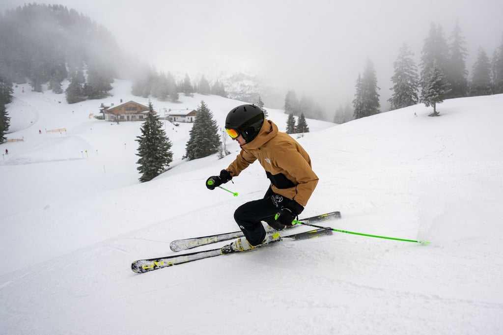 Mit vollem Fokus die Piste runter: Nicht nur Muskeln und Herz-Kreislauf-System sind beim Skifahren gefragt - auch das Gehirn muss einiges leisten.