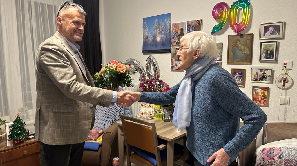 Als hätte es Bürgermeister Carsten Schneider geahnt, trifft der mitgebrachte Strauß bei der Blumenliebhaberin Eva-Maria Barner aus Biederitz den Nagel auf den Kopf. 