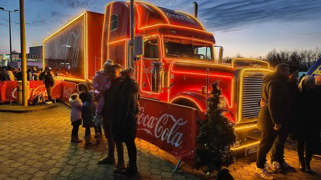 Sobald die Sonne untergegangen war, strahlte der Truck in weihnachtlichem Glanz. Viele Besucher wollten gerade das fotografieren. Unzählige Handyfotos wurden gemacht.