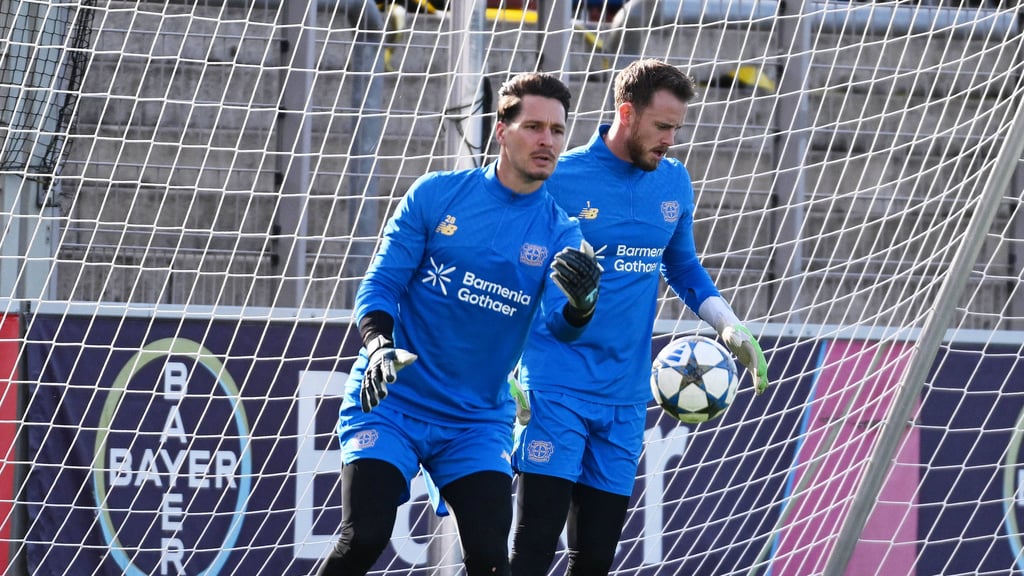 Janis Blaswich (l.) und Mark Flekken&nbsp; machen sich warm.