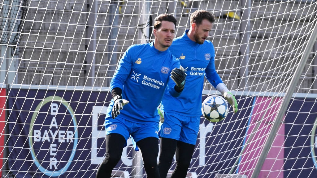 Janis Blaswich (l.) und Mark Flekken&nbsp; machen sich warm.