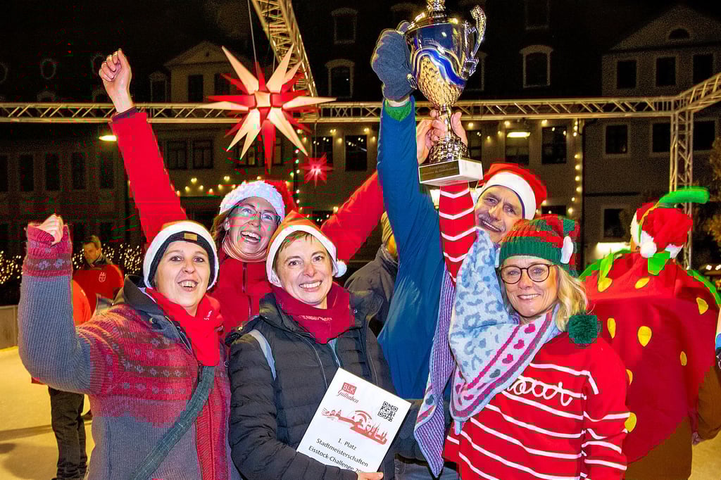 Der Tageblatt/MZ-„Wenzel“ hatte sich in seiner Kolumne vom Dienstag gewünscht, dass mal ein „signifikant weiblich besetztes Team“ Stadtmeister wird – und in der Weihnachtszeit werden manchmal Wünsche wahr. Die Friesen-Volleyballerinnen  mitsamt Vereinschef Sven Heinisch holten am Dienstagabend den 2025er-Pokal.