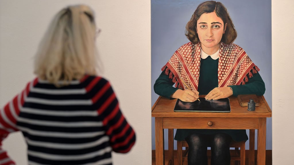 Eine Ausstellung im Potsdamer Museum Fluxus+ zeigt Anne Frank mit Kufiya - auch Palästinensertuch genannt - und sorgt für Kritik.