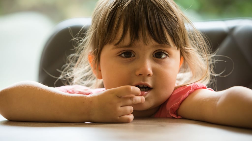 Kleine Entdecker: Kinder erkunden die Welt mit dem Mund – Knopfzellen und Wasserperlen können dabei gefährlich werden.
