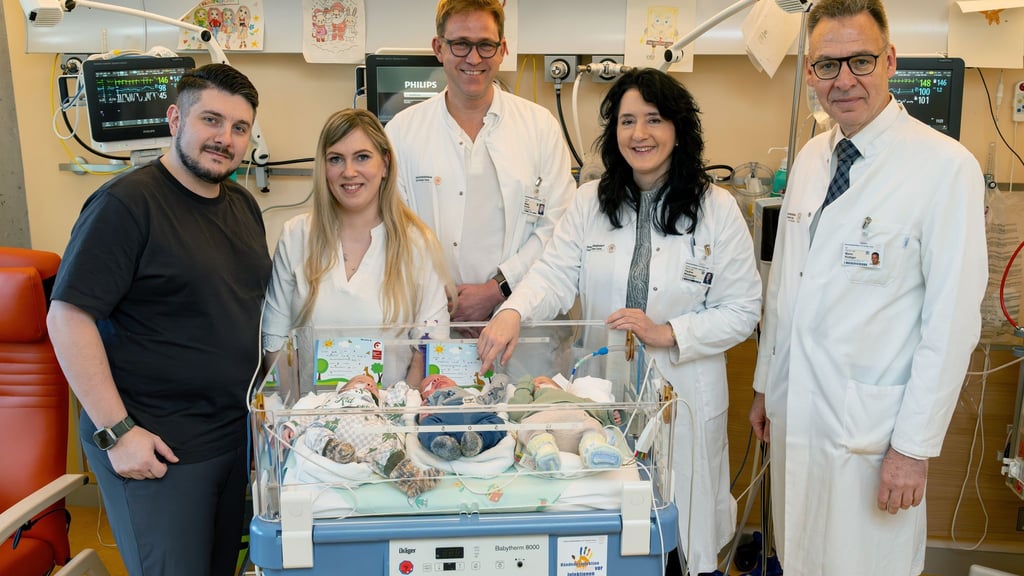 Nach der Drillingsgeburt ist die Familie aus Dippoldiswalde nun zu siebt.