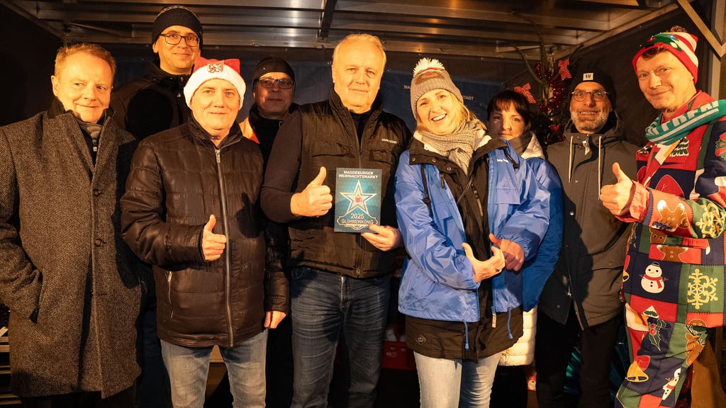 Glühweinkönig 2025 auf dem Weihnachtsmarkt Magdeburg Ralf Hedt (Mitte mit Urkunde) mit Mitbewerbern und Juryteilnehmern.