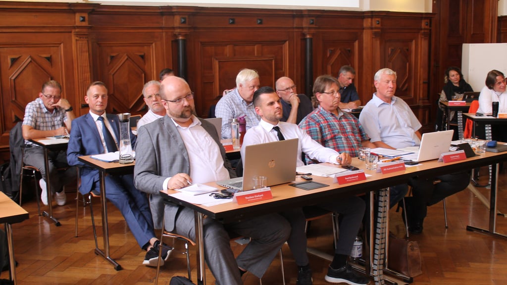 Blick auf die AfD-Fraktion im halleschen Stadtrat. Mit 13 Mandatsträgern ist es die größte Gruppierung in dem Gremium.