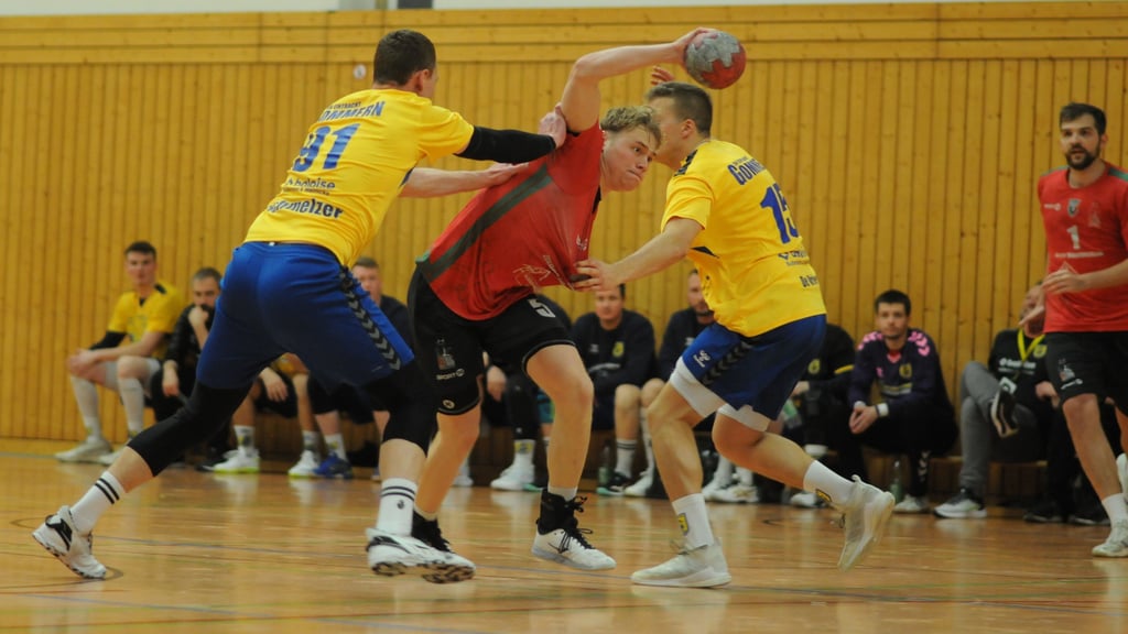 Felix Scheerenberg (am Ball) kam aus Osnabrück nach Gommern, ging selbst in die Dreikämpfe und erzielte als bester BSV-Werfer fünf Tore. 