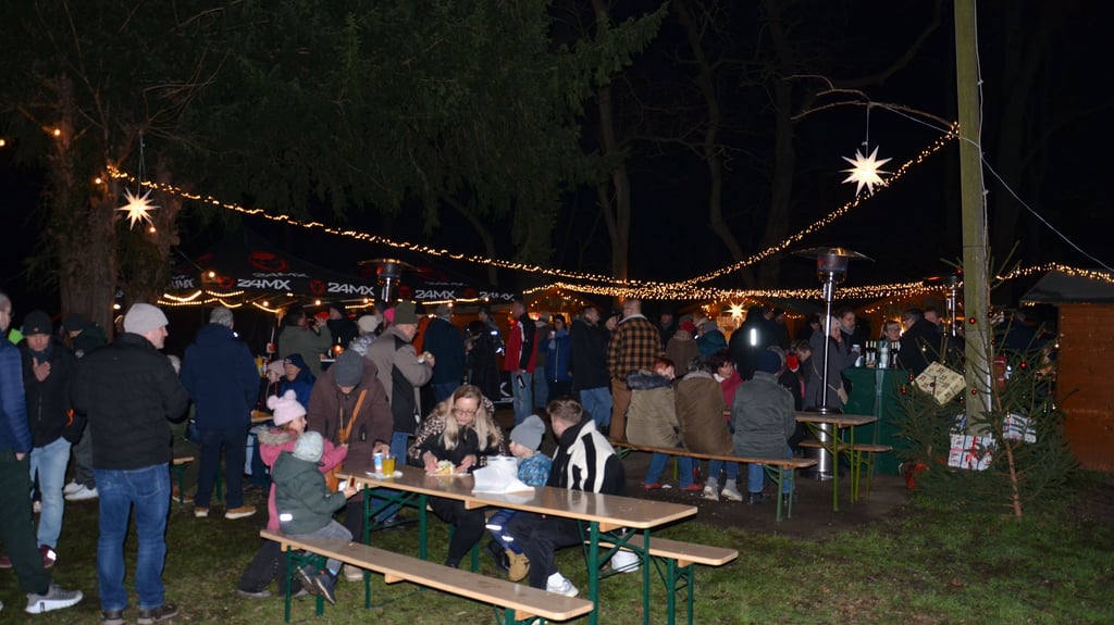 Eine schöne Atmosphäre zauberten die Mitglieder des DGV zum Weihnachtsmarkt im Warmsdorfer Park.