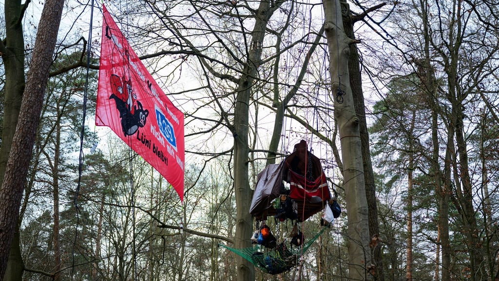Eine kleine Gruppe demonstriert im Wald gegen den Ausbau der A39.