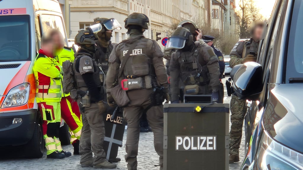 Großeinsatz der Polizei am Dienstag, 16. Dezember, in Stendal: Hier bereitet sich das Spezialeinsatzkommando des Landeskriminalamtes darauf vor, zur Wohnung eines 28-jährigen Tatverdächtigen auszurücken.